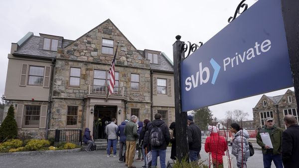 Customers and bystanders form a line outside a Silicon Valley Bank branch location - Sputnik International