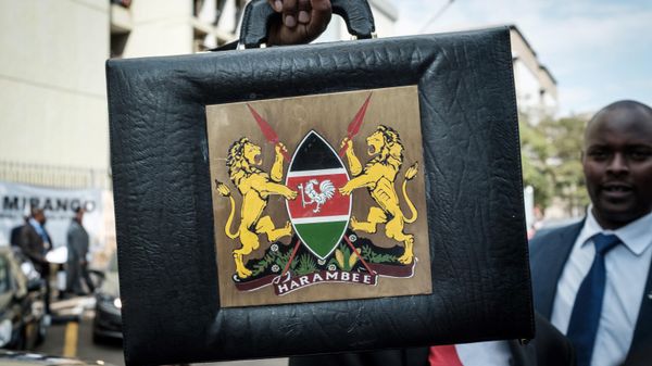 Kenya's Cabinet Secretary for National Treasury Henry Rotich poses with the budget briefcase before leaving for Parliament to read the budget speech for 2018-2019 in Nairobi, Kenya, on June 14, 2018.  - Sputnik International