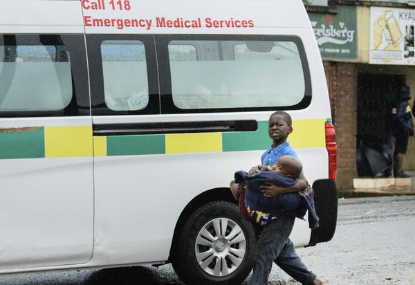 A child is carried to safety in Blantyre, Malawi, Monday, March 13, 2023. - Sputnik International