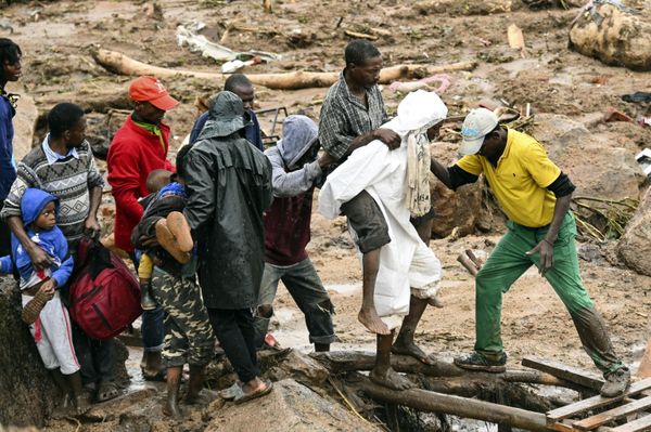An injured man helped accrossin Blantyre, Malawi, Monday, March 13, 2023. - Sputnik International