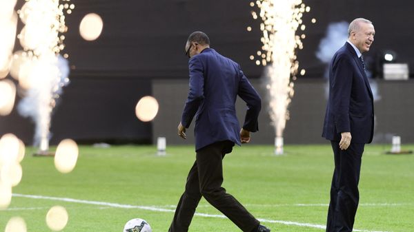 Rwanda's President Paul Kagame (L) plays a ball past Turkey's President Recep Tayyip Erdogan as they attend the inauguration of the Stade de Senegal, in Diamniadio, 30 kilometres from the capital Dakar, on February 22, 2022 - Sputnik International
