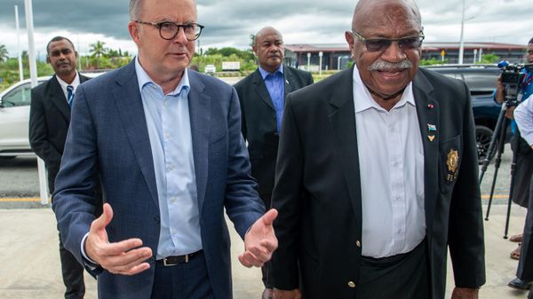 Fiji's Prime Minister Sitiveni Rabuka (R) receives his Australian counterpart Anthony Albanese upon the latter's arrival in Nadi on March 15, 2023 - Sputnik International