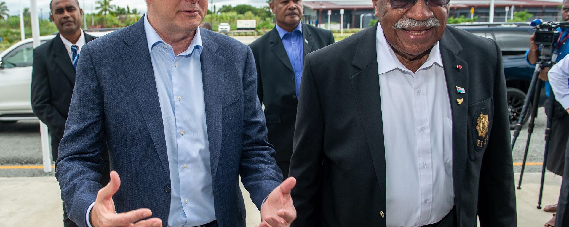 Fiji's Prime Minister Sitiveni Rabuka (R) receives his Australian counterpart Anthony Albanese upon the latter's arrival in Nadi on March 15, 2023 - Sputnik International, 1920, 15.03.2023