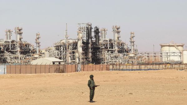 An Algerian soldier stands guard during a visit for news media, organized by the Algerian authorities, at the gas plant in Ain Amenas, seen in background, Friday, Jan. 31, 2013 - Sputnik International