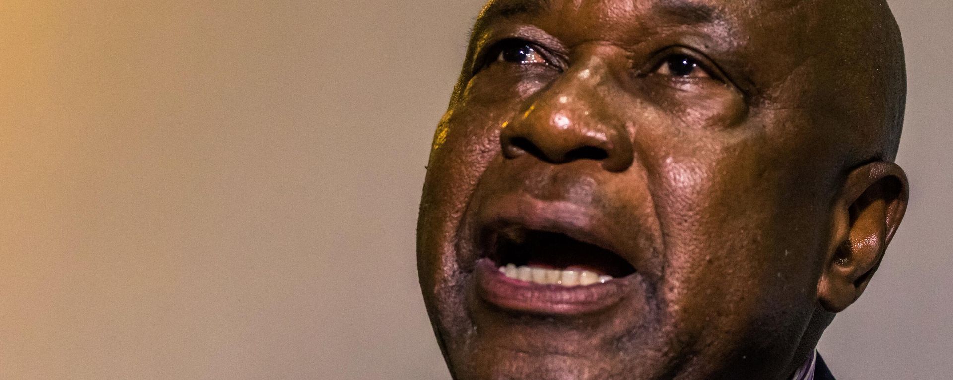 Leader of the Zimbabwe's War Veterans Association Christopher Mutsvangwa speaks during a press conference in Harare where he called again for Zimbabwe's President Robert Mugabe's resignation on November 20, 2017  - Sputnik International, 1920, 15.03.2023