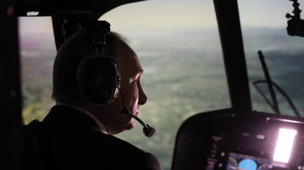 Vladimir Putin Tests Simulator for Mi-171A2 Helicopter Pilots - Sputnik International