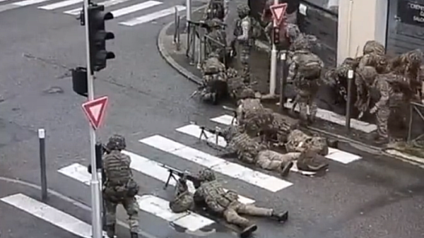 French and British forces practice urban warfare in the French town of Cahors as part of the Orion 2023 drills. - Sputnik International