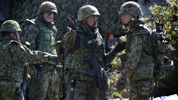 Japanese soldiers prepare during an amphibious landing operation with US Forces and the Japan Maritime Self-Defense Force (JMSDF) at the Dawn Blitz 2015 exercise in Camp Pendleton, California on September 5, 2015 - Sputnik International