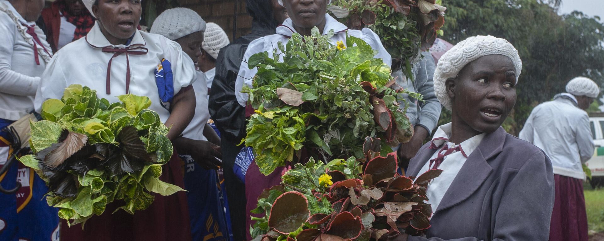 Mourners carry wreathes during a mass funeral procession for mudslide victims at Chilobwe township’s Naotcha Primary school camp in Blantyre, Malawi, on March 15, 2023 - Sputnik International, 1920, 16.03.2023