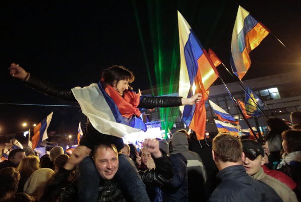 People of Crimea were afraid for their lives since neo-Nazi paramilitaries treatened them. In this photo, you can see residents of Simferopol at the concert "Crimea-Spring" in the city center, waiting for the announcement of the results of the referendum. - Sputnik International