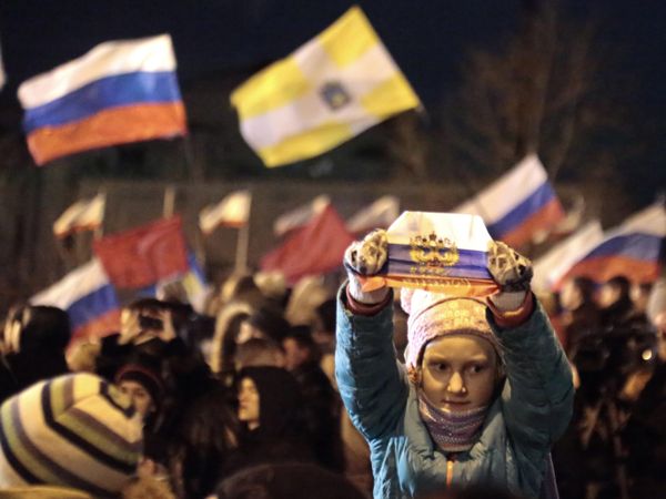 Жители Симферополя на концерте Крым-Весна, который проходит на площади Ленина в центре города, в ожидании объявления итогов референдума о статусе Крыма, 2014 год - Sputnik International