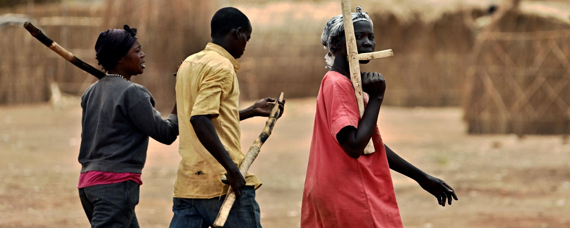 Trainee soldiers for a new unified army carry wooden rifles while attending a reconciliation programme run by the United Nations Mission in South Sudan (UNMISS) at a makeshift barracks in Mapel on January 31, 2020  - Sputnik International, 1920, 16.03.2023