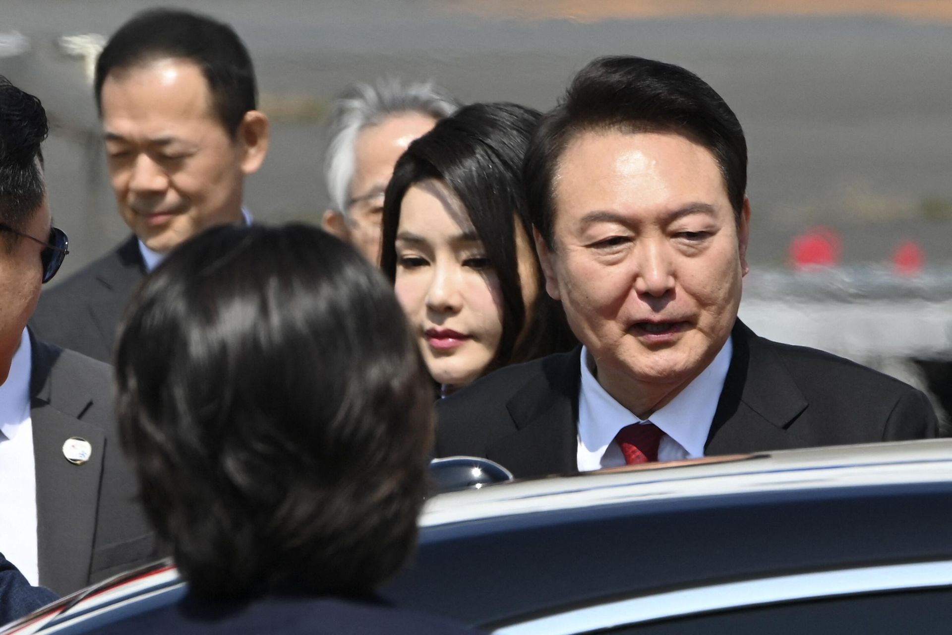 South Korea's President Yoon Suk-yeol (R) and his wife Kim Keon Hee (C) arrive at Tokyo's Haneda Airport on March 16, 2023 - Sputnik International, 1920, 16.03.2023