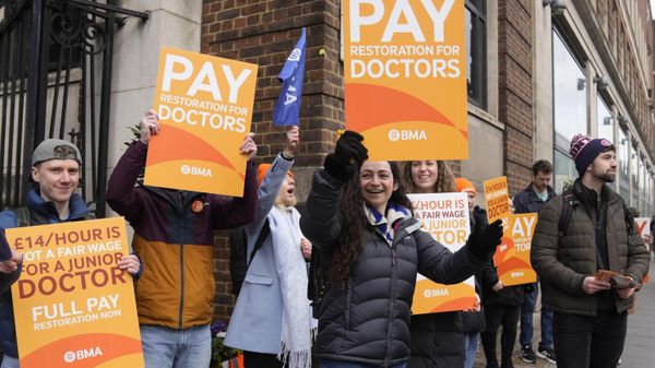 Junior doctors hold placards on a picket line outside St Mary's Hospital in London - Sputnik International