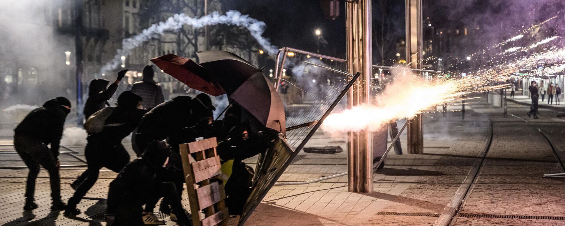 Demonstrators clash with riot police during a demonstration after the French government pushed a pensions reform through parliament without a vote, using the article 49.3 of the constitution, in Nantes, western France, on March 16, 2023. - Sputnik International, 1920, 17.03.2023