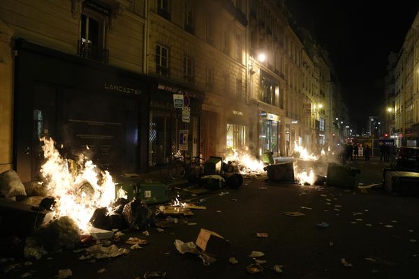 Rubbish bins are set on fire by protesters after a demonstration near the Place de la Concorde, in Paris on Thursday 16 March 2023. - Sputnik International