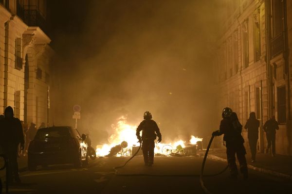 Firefighters put out a fire near Place de la Concorde after a demonstration in Paris on Thursday 16 March 2023. - Sputnik International
