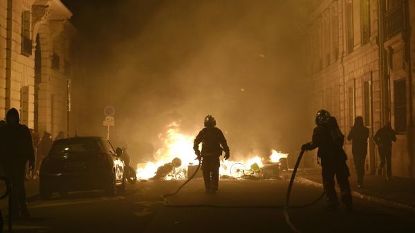 Firefighters put out a fire near Concorde square after a demonstration in Paris, Thursday, March 16, 2023. - Sputnik International