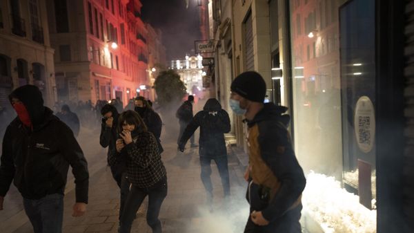 People run from tear gas fired by French riot police during a demonstration in Marseille, southern France, Thursday, March 16, 2023.  - Sputnik International