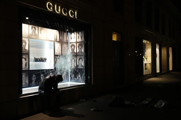 A man sits near a window broken by protesters after a demonstration near Place de la Concorde in Paris on Thursday 16 March 2023. - Sputnik International