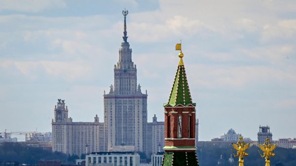 Kremlin's towers and Russian State University on the background in central Moscow - Sputnik International