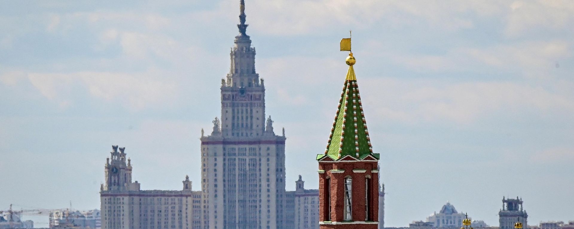 Kremlin's towers and Russian State University on the background in central Moscow - Sputnik International, 1920, 17.03.2023