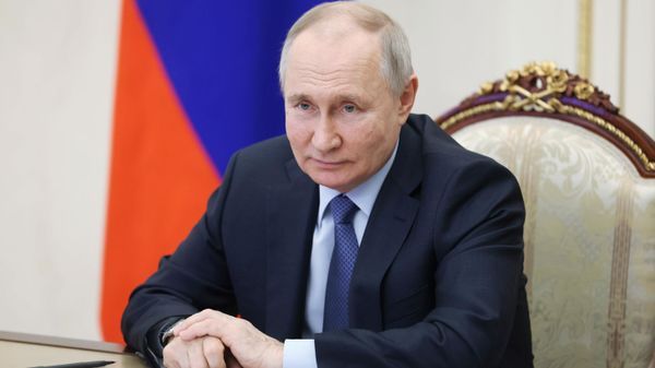 Russian President Vladimir Putin speaks by video conference to officials from Crimea, March 17, 2023. - Sputnik International