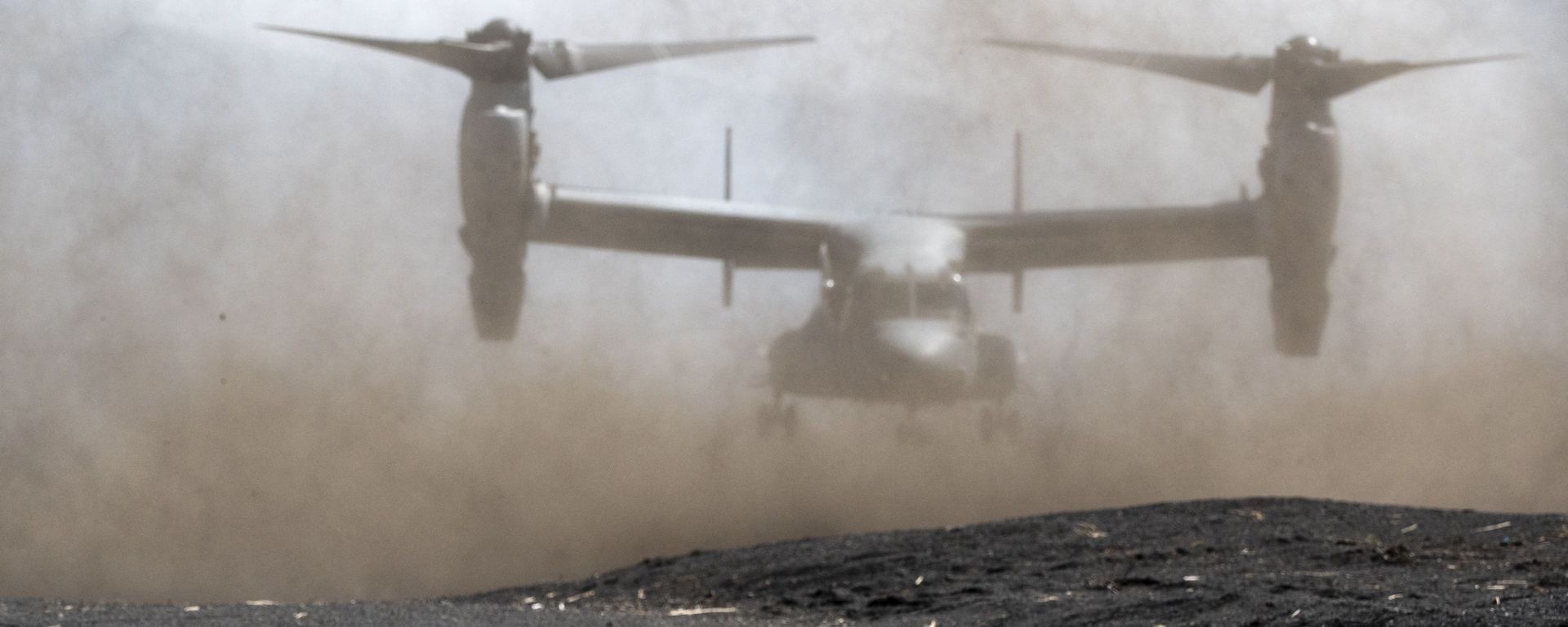 A member of the Japanese Self-Defense Force Amphibious Rapid Deployment Brigade holds position while a US Marine Corps MV-22 Osprey tilt-rotor aircraft takes off during a joint exercise with US Marine Corps personnel at the Higashifuji training area in Gotemba, Shizuoka Prefecture on March 15, 2022. A member of the Japanese Self-Defense Force Amphibious Rapid Deployment Brigade holds position while a US Marine Corps MV-22 Osprey tilt-rotor aircraft takes off during a joint exercise with US Marine Corps personnel at the Higashifuji training area in Gotemba, Shizuoka Prefecture on March 15, 2022. - Sputnik International, 1920, 09.12.2023