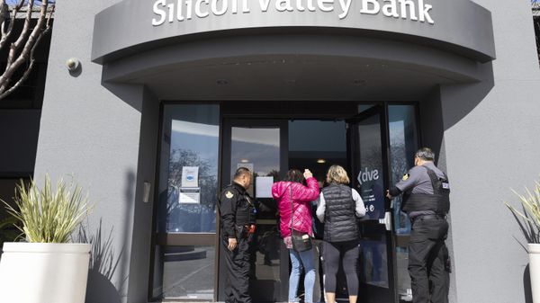 Security guards let individuals enter the Silicon Valley Bank's headquarters in Santa Clara, Calif., on Monday, March 13, 2023. - Sputnik International