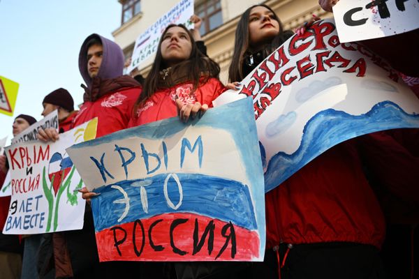 Participants of the "Crimea with Russia Forever" rally stand with placards outside the British Embassy in Moscow. The action was held outside the embassies of 20 unfriendly countries that provide arms to Ukraine. - Sputnik International