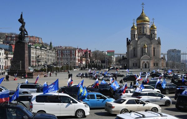 A motor rally to celebrate the 9th anniversary of the reunification of Crimea with Russia in the center of Vladivostok. - Sputnik International