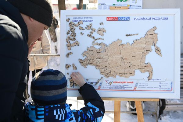 People at the celebration of the 9th anniversary of the reunification of Crimea with Russia in Central Park in Novosibirsk. - Sputnik International