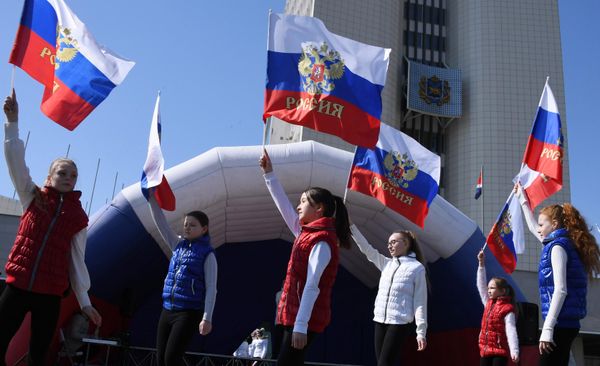 Participants of the celebration of the 9th anniversary of the reunification of Crimea with Russia in the center of Vladivostok. - Sputnik International