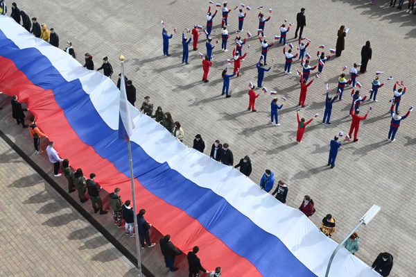 Participants in a flash mob dedicated to the 9th anniversary of the reunification of Crimea and Sevastopol with Russia at the site of the historical park "Russia - My History" in Rostov-on-Don. The activists unfurled a 30-meter Russian flag. - Sputnik International