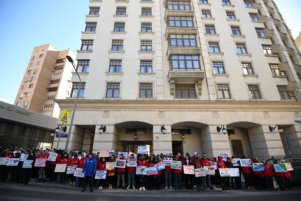 Participants of the "Crimea with Russia Forever" rally stand with placards outside the British Embassy in Moscow. The action was held outside the embassies of 20 unfriendly countries that provide arms to Ukraine. - Sputnik International