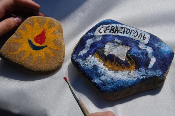 A girl paints a stone during the celebration of the 9th anniversary of Crimea's reunification with Russia in the center of Vladivostok. - Sputnik International