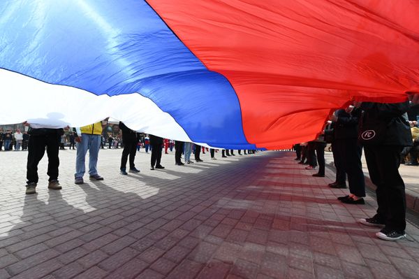 Participants of a flash mob dedicated to the 9th anniversary of the reunification of Crimea and Sevastopol with Russia at the site of the historical park "Russia - My History" in Rostov-on-Don. The activists unfurled a 30-meter Russian flag. - Sputnik International