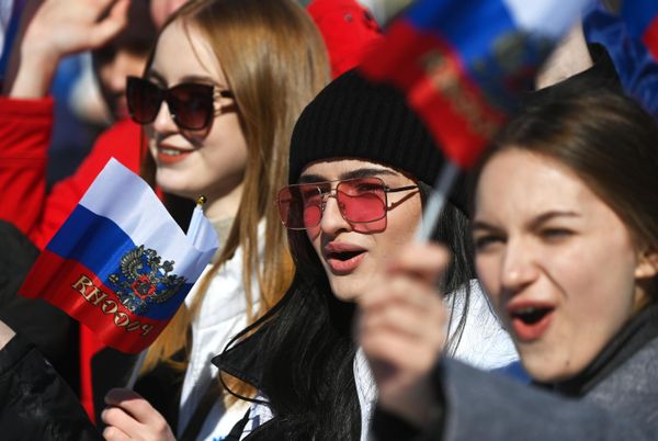 People at a concert celebrating the 9th anniversary of Crimea's reunification with Russia in Central Park in Novosibirsk. - Sputnik International