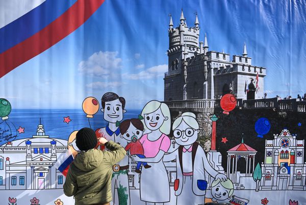 A poster in Novosibirsk's Central Park during a concert celebrating the 9th anniversary of the reunification of Crimea with Russia. - Sputnik International