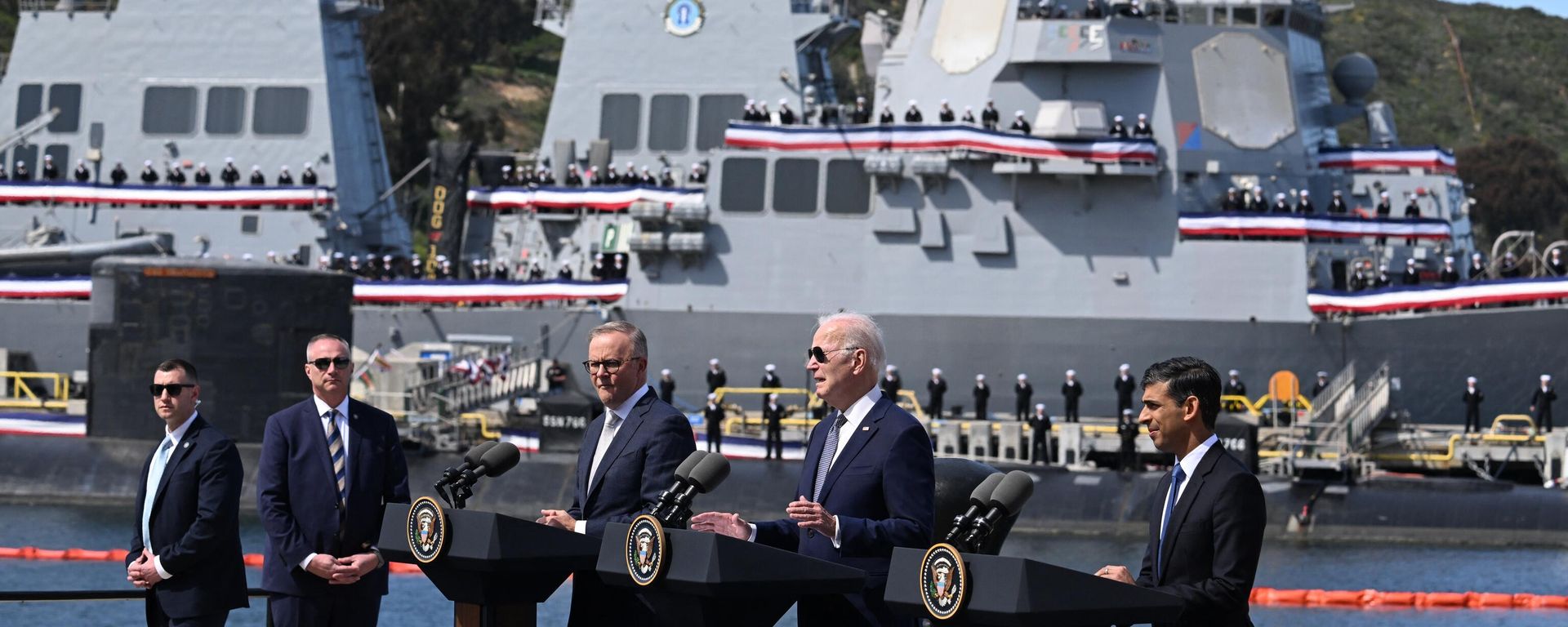 US President Joe Biden (C) speaks alongside British Prime Minister Rishi Sunak (R) and Australian Prime Minister Anthony Albanese (L) at a press conference during the AUKUS summit on March 13, 2023. - Sputnik International, 1920, 19.03.2023