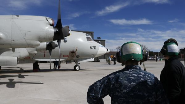 In this Feb. 17, 2017 photo, military ground crew attend to a Navy P-3 Orion aircraft used for a NASA-led experiment called SnowEx, on an airfield at Peterson Air Force Base in Colorado Springs, Colo. - Sputnik International