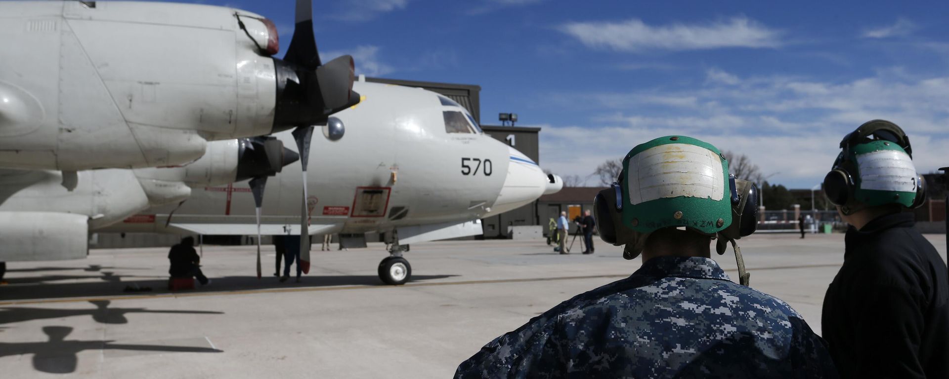 In this Feb. 17, 2017 photo, military ground crew attend to a Navy P-3 Orion aircraft used for a NASA-led experiment called SnowEx, on an airfield at Peterson Air Force Base in Colorado Springs, Colo. - Sputnik International, 1920, 20.03.2023