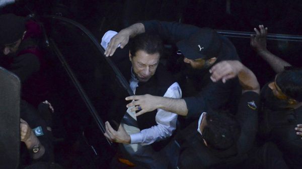 Security personnel make way for former Prime Minister Imran Khan, center, as he arrives to appear in a court, in Lahore, Pakistan, Friday March 17, 2023.  - Sputnik International