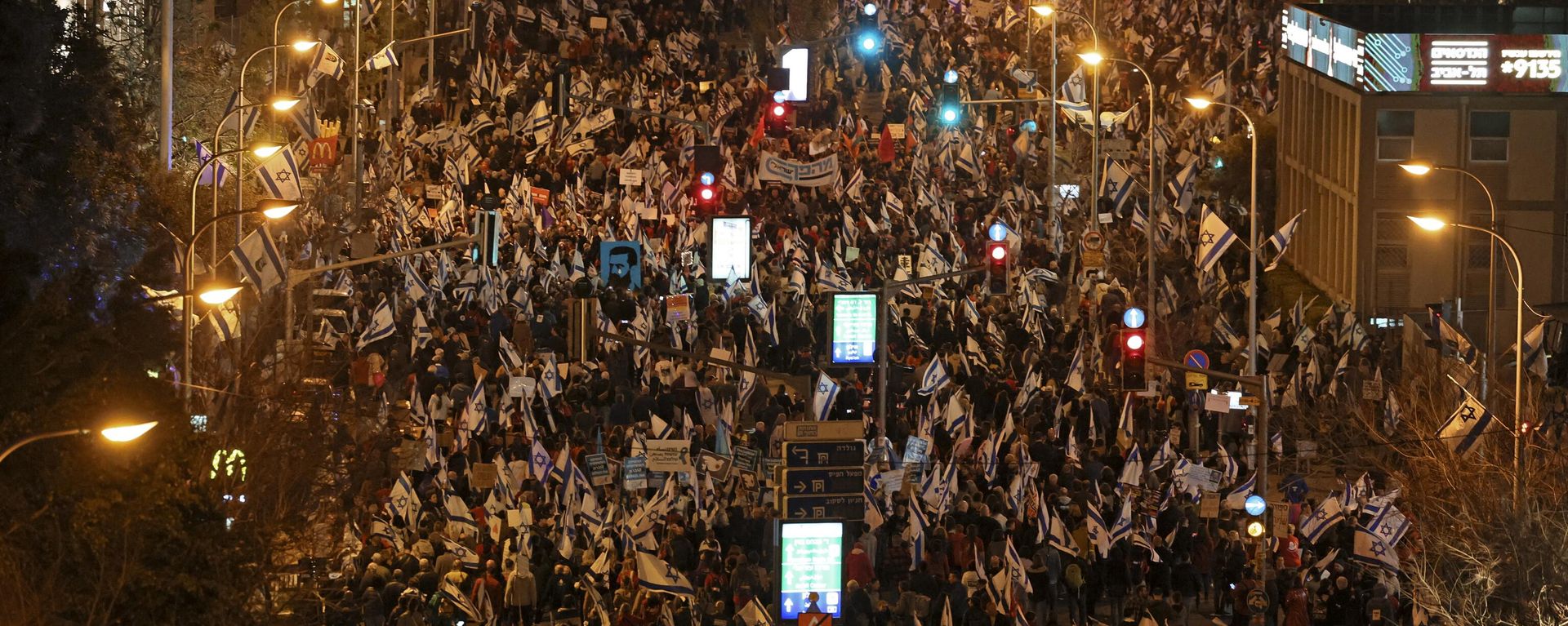 Protesters gather for an 11th straight week of protests against the government's controversial judicial overhaul bill in Tel Aviv on March 18, 2023.  - Sputnik International, 1920, 27.03.2023
