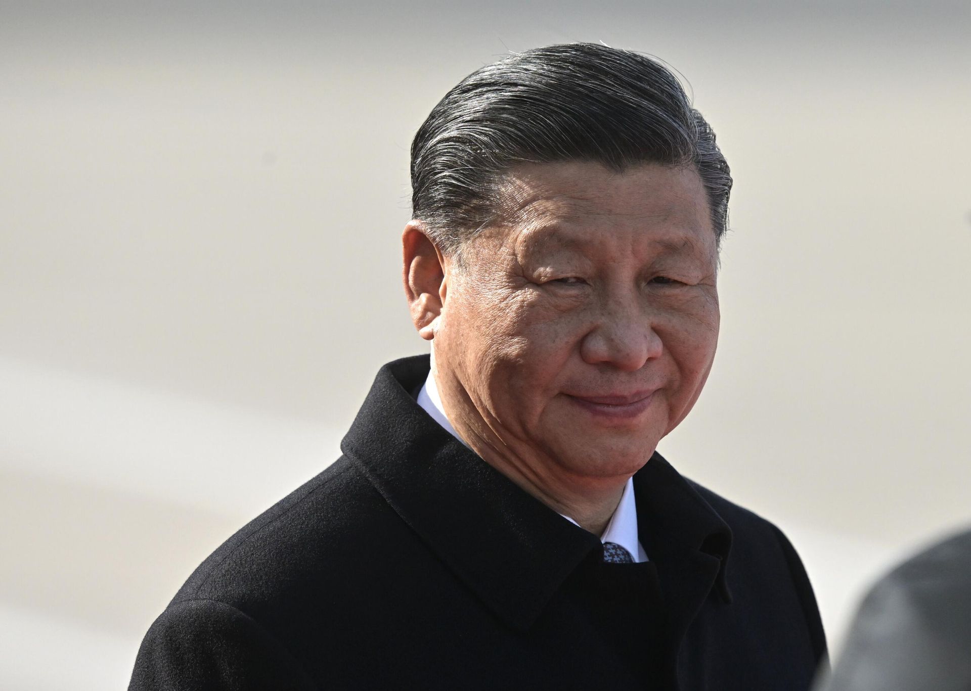 Chinese President Xi Jinping walks past Russian honour guards during a welcoming ceremony upon arrival at Vnukovo International Airport in Moscow - Sputnik International, 1920, 12.04.2023