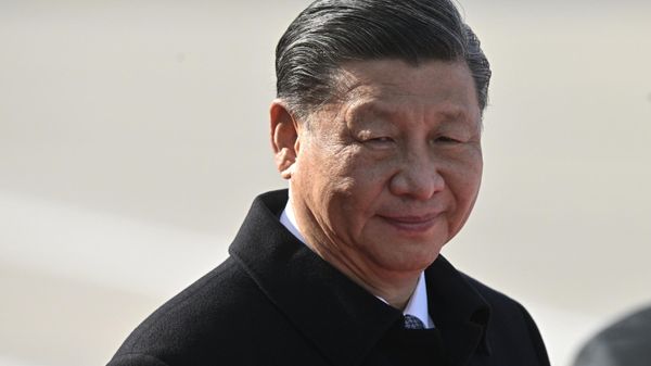 Chinese President Xi Jinping walks past Russian honour guards during a welcoming ceremony upon arrival at Vnukovo International Airport in Moscow - Sputnik International