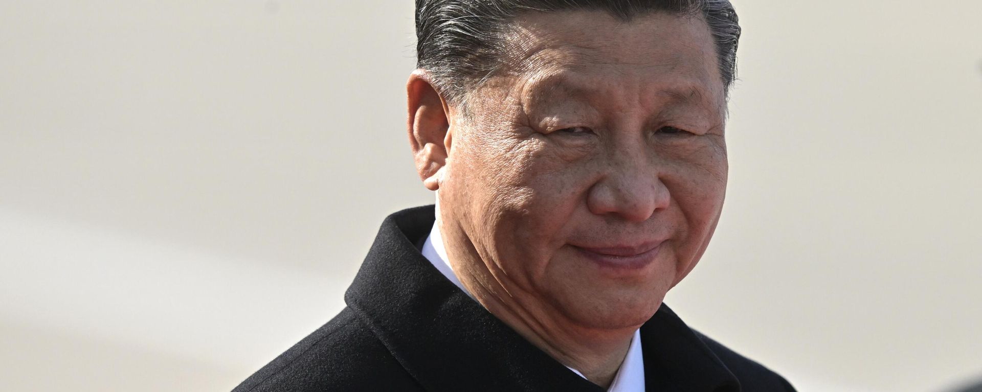 Chinese President Xi Jinping walks past Russian honour guards during a welcoming ceremony upon arrival at Vnukovo International Airport in Moscow - Sputnik International, 1920, 11.05.2024