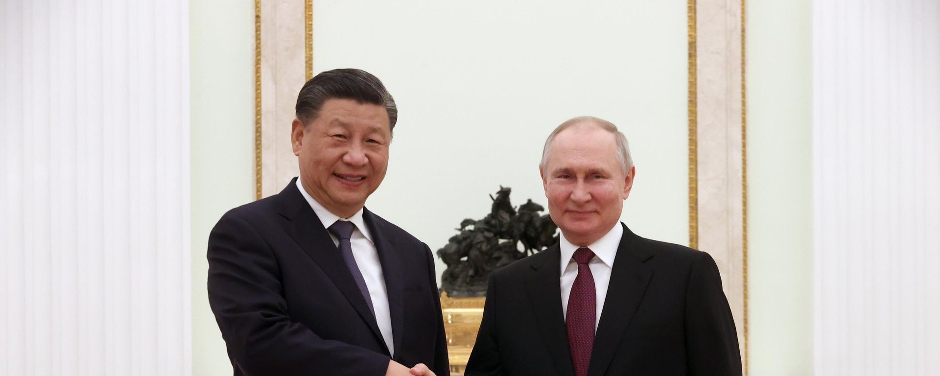 Chinese President Xi Jinping and Russian President Vladimir Putin shake hands during their meeting at the Kremlin in Moscow, Russia. Chinese President Xi Jinping and Russian President Vladimir Putin shake hands during their meeting at the Kremlin in Moscow, Russia. - Sputnik International, 1920, 21.11.2023