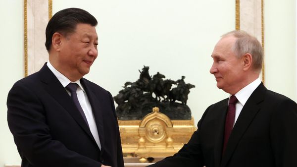 Chinese President Xi Jinping and Russian President Vladimir Putin shake hands during their meeting at the Kremlin in Moscow, Russia. - Sputnik International