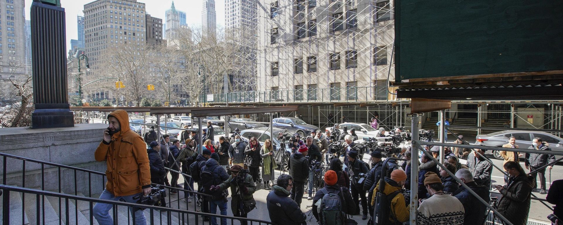 Members of the media set up cameras in front of the courthouse ahead of former President Donald Trump's anticipated indictment on Monday, March 20, 2023, in New York. - Sputnik International, 1920, 20.03.2023